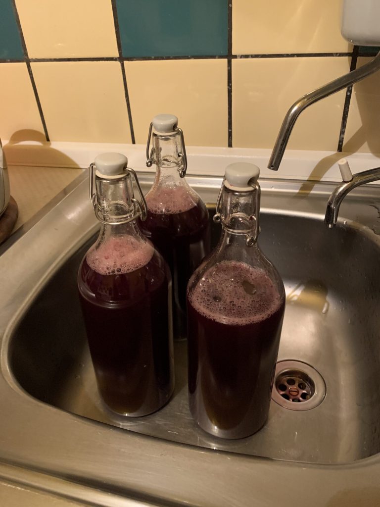 Selbst gemachter Traubensaft aus eigener Ernte