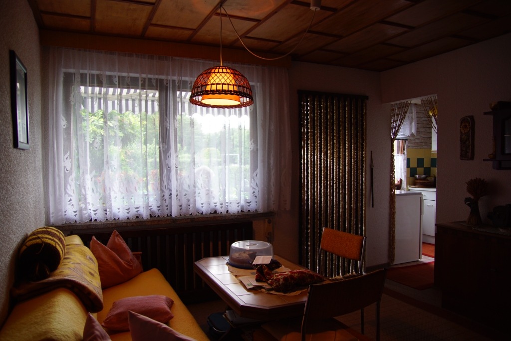 Ein im Stil der 80er Jahre gestaltetes Wohnzimmer