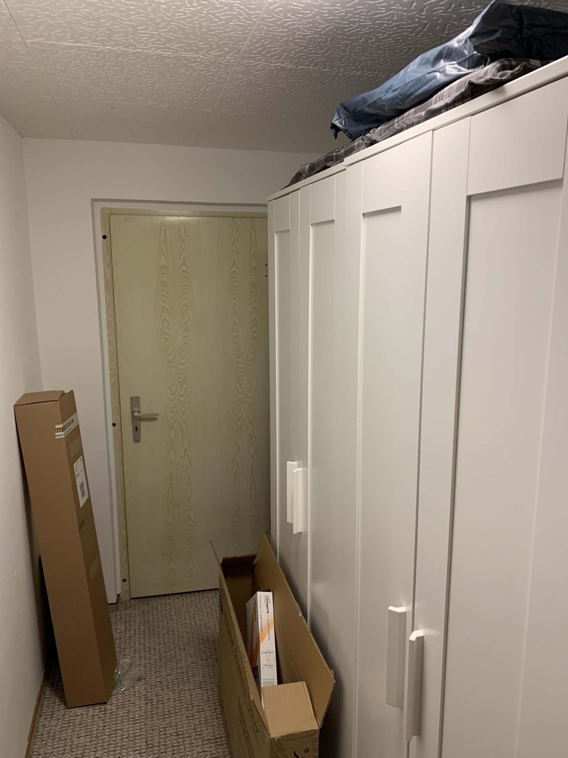 Ein freundlich gestalteter "Gang" führt direkt ins Bad