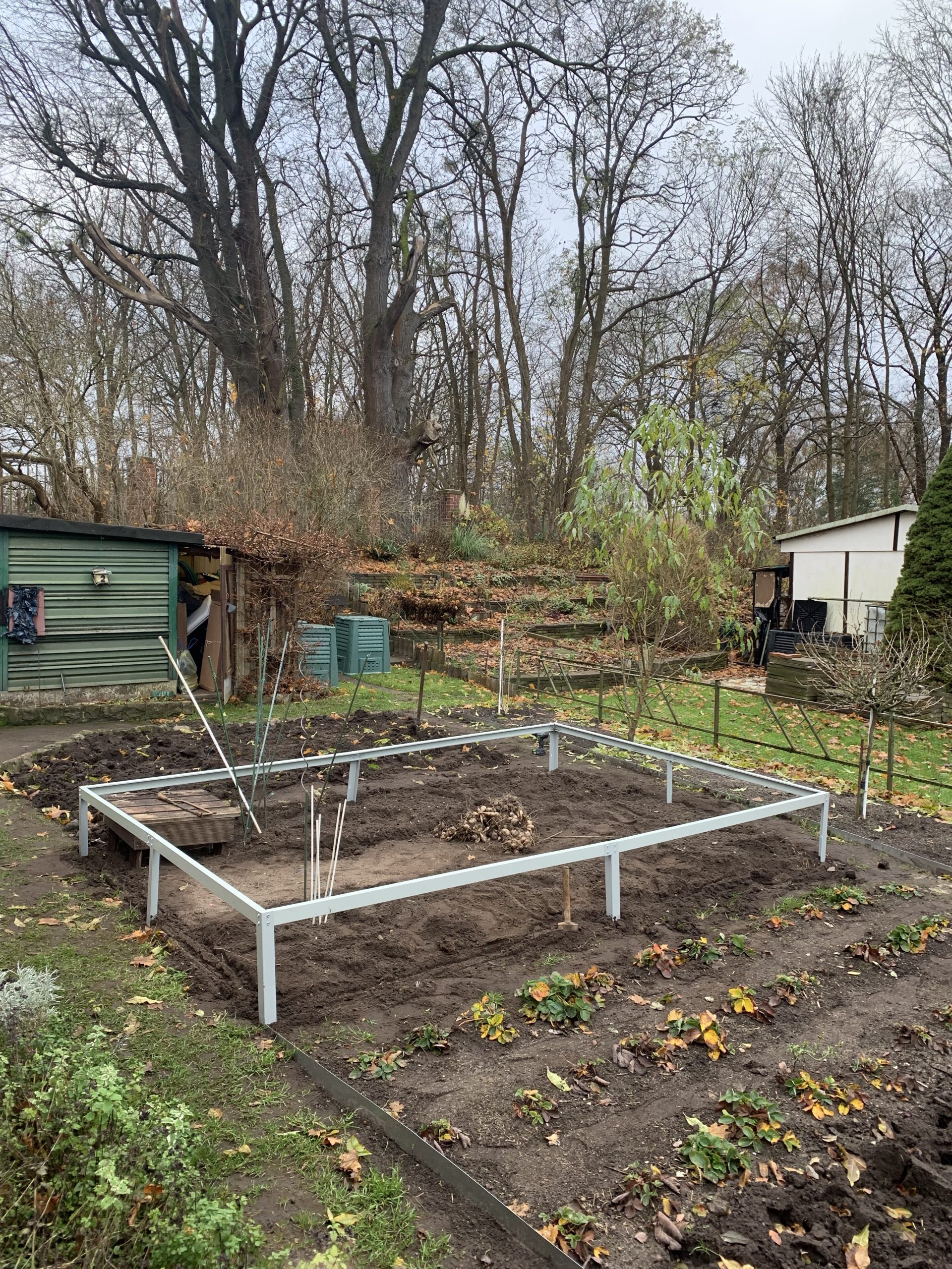 Fundament am Standort des neuen Gewächshauses - grob ausgerichtet