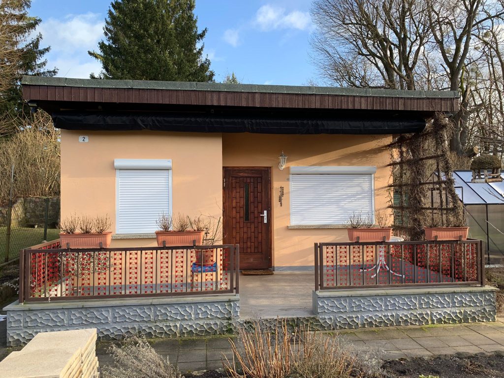 Alte Blumenkästen mit selbst gefertigten Halterungen