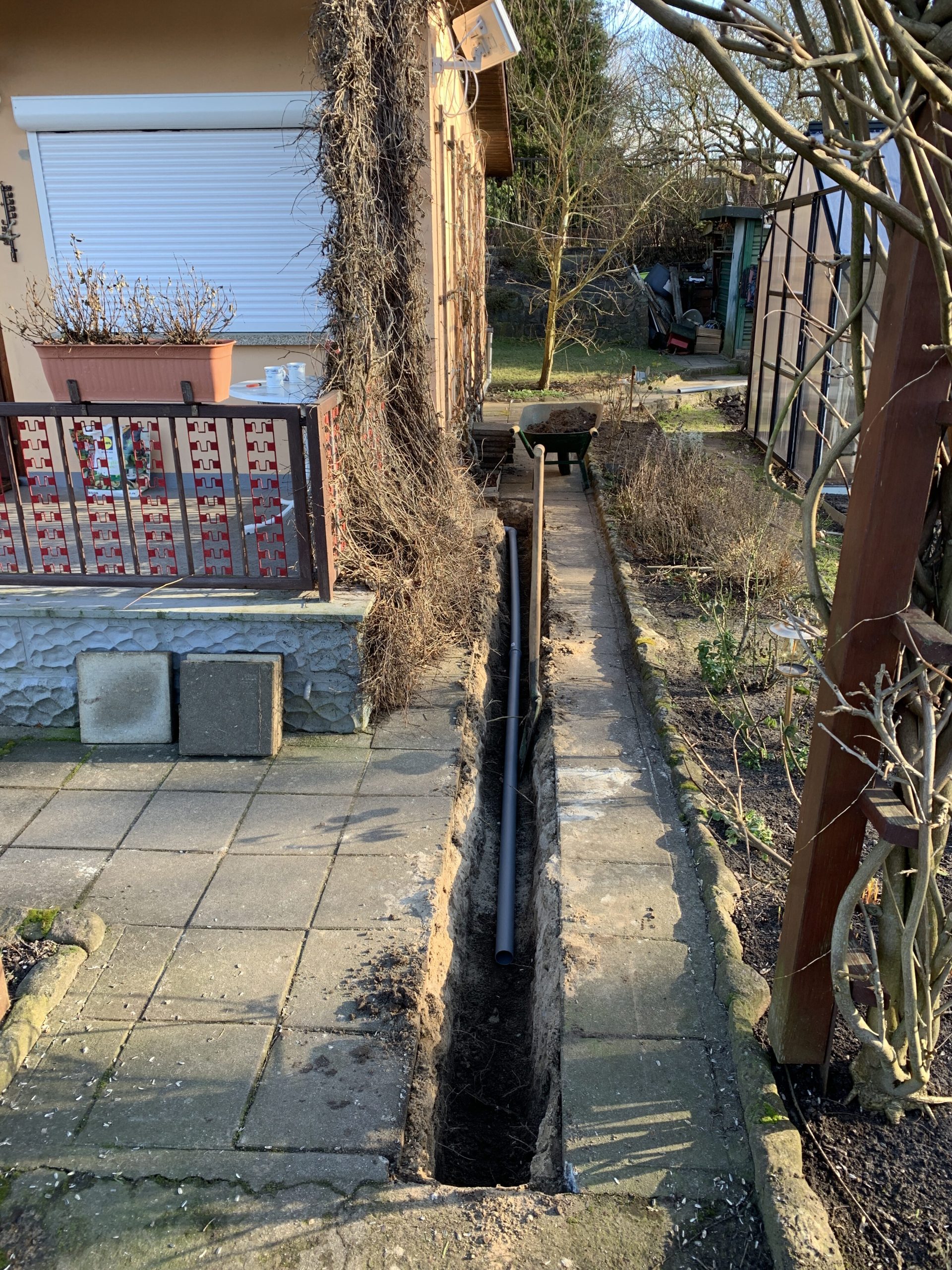 Regenwasserableitung unterhalb des Gehwegs