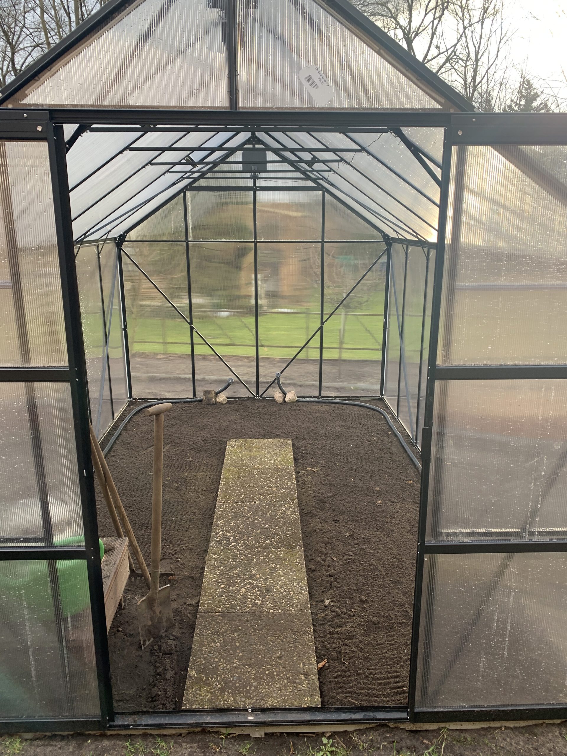 Repariertes Gewächshaus nach Verlegung der Gehwegplatten