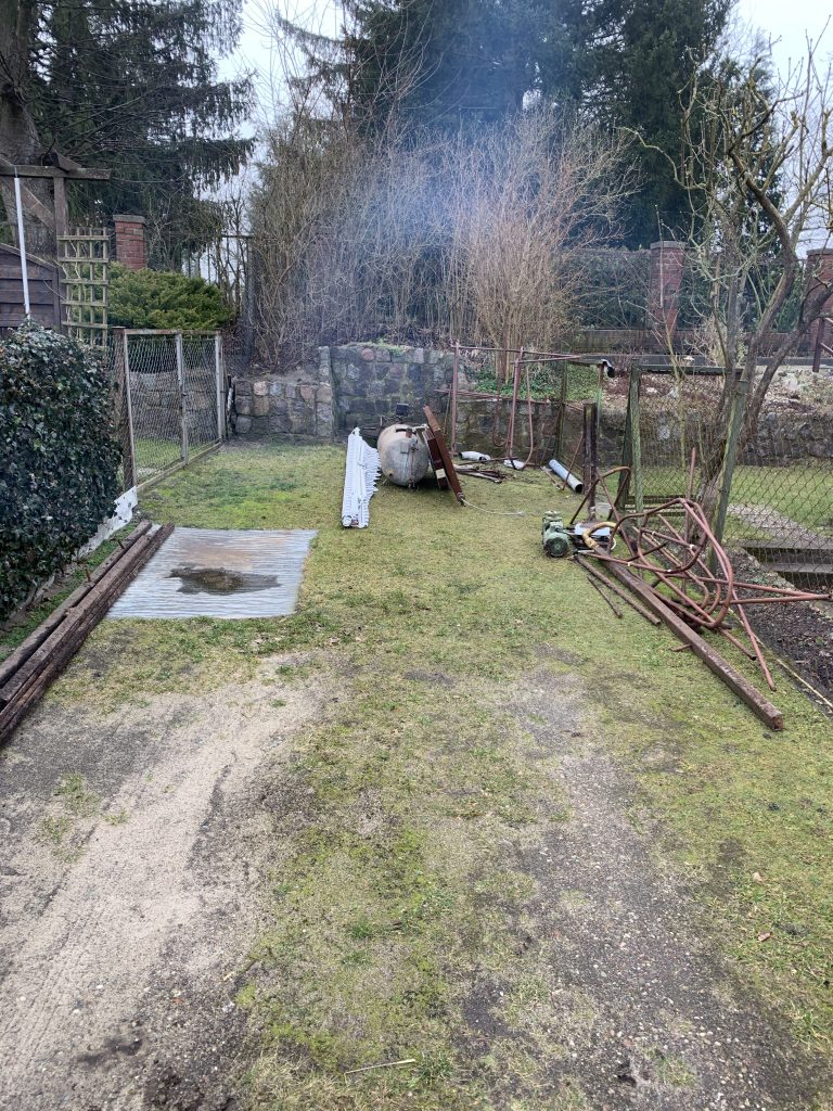 Einfahrt mit aussortiertem Altmetall (Archivaufnahme)