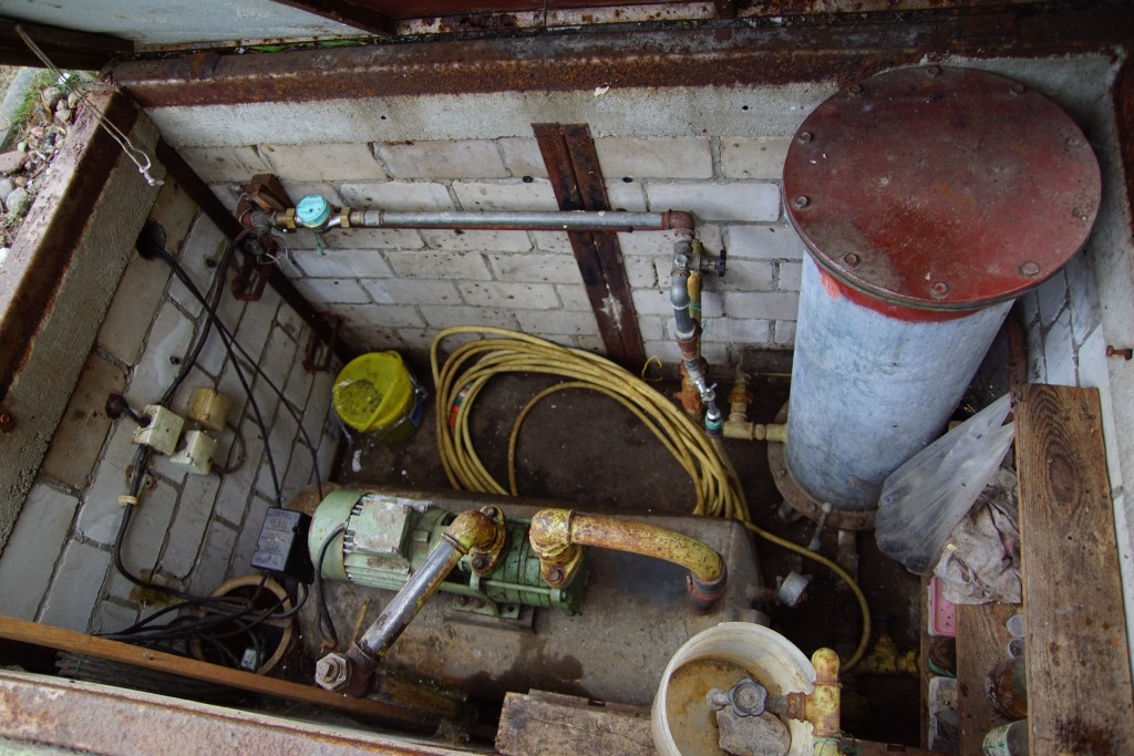 Der Brunnenschacht mit der alten Grundwasserpumpe. Leider versäumen wir es jedes Mal, ein aktuelles Bild vom neuen Hauswasserwerk zu machen.