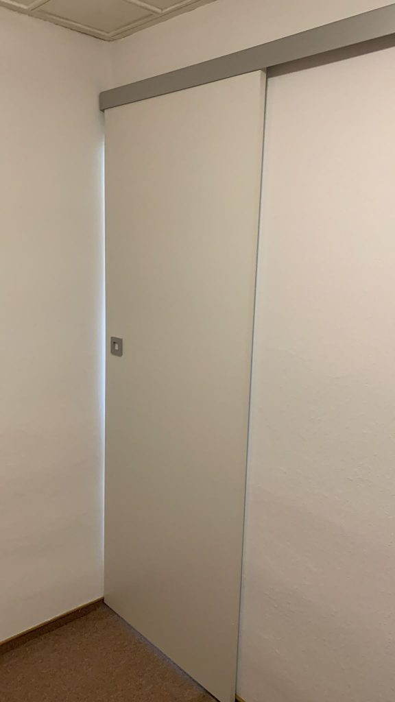 Neue Schiebetür für das Schlafzimmer. Um den vorhandenen Spalt "abzudichten", wurde heute noch ein weißes "Fusselband" bestellt