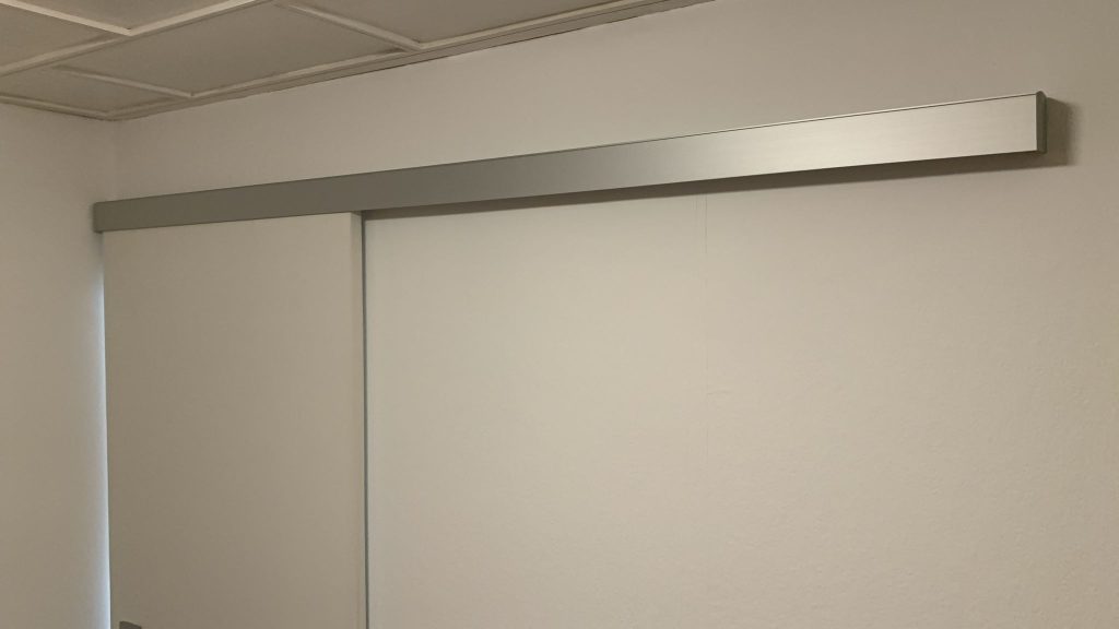 Die blende der Schiebe-Konstruktion wirkt kühl und zeitlos zugleich