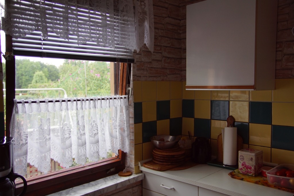 Küchenfenster mit Blick in den Garten