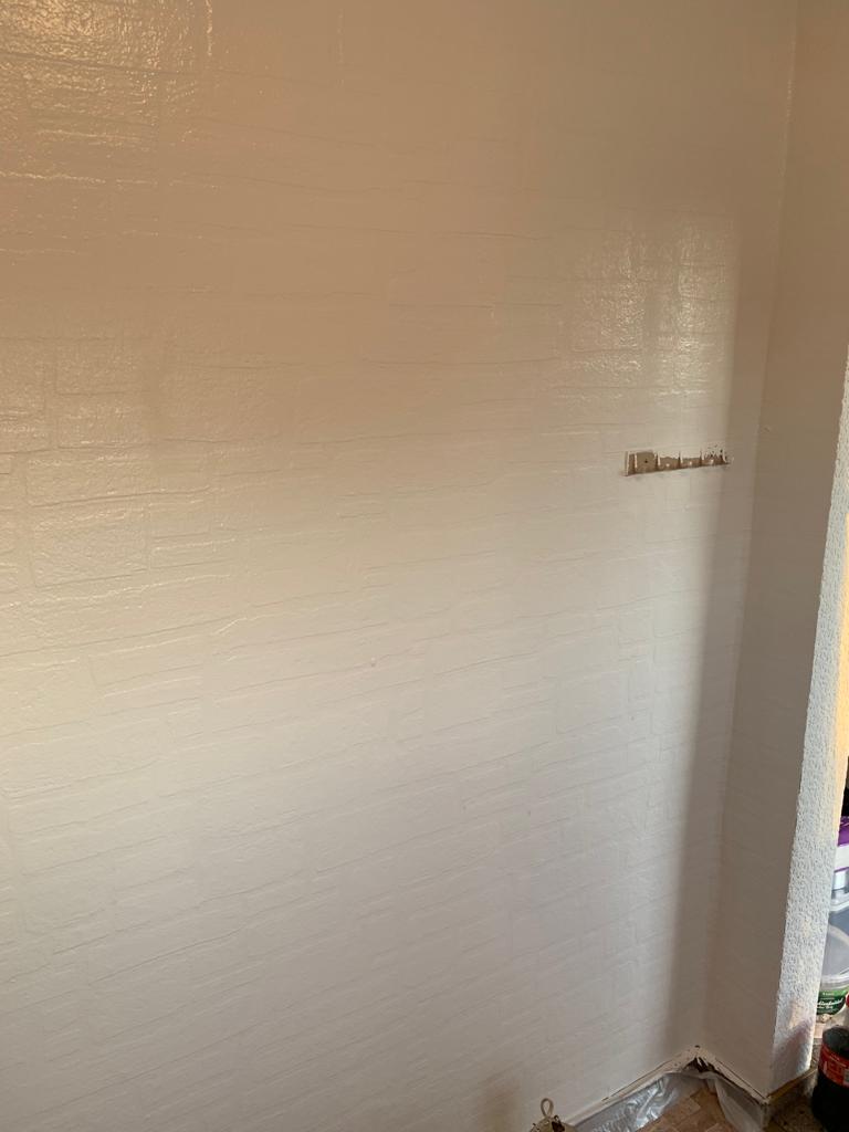 Durchschimmern des "Pseudo-Mauerwerks" nach dem Anstrich