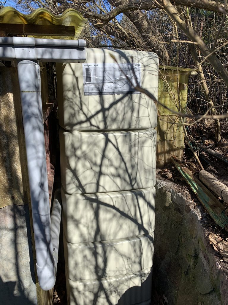 Seit ca. drei Wochen sammelt die Tonne hinter den Schuppen wieder das Regenwasser auf, welches auf das Schuppendach fällt.