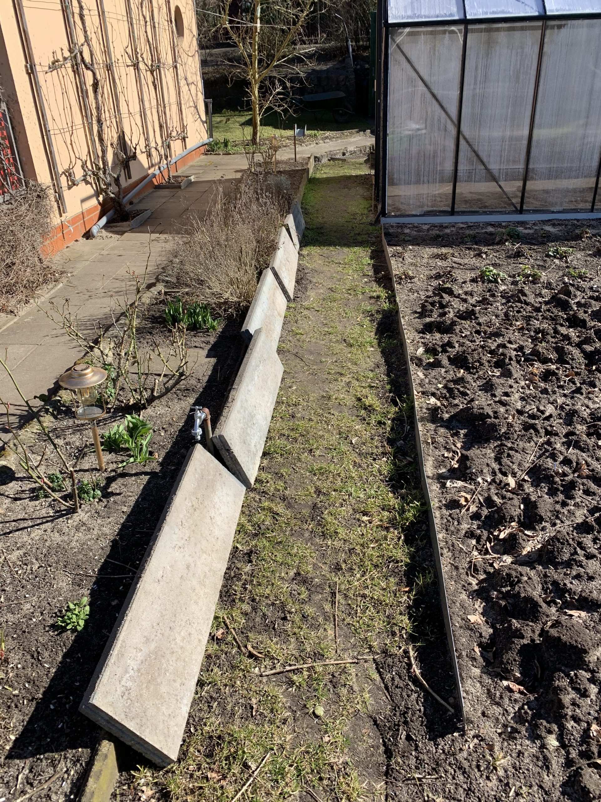 Die Kantensteine wurden schon positioniert. "Gemüseweg" vor der Umgestaltung