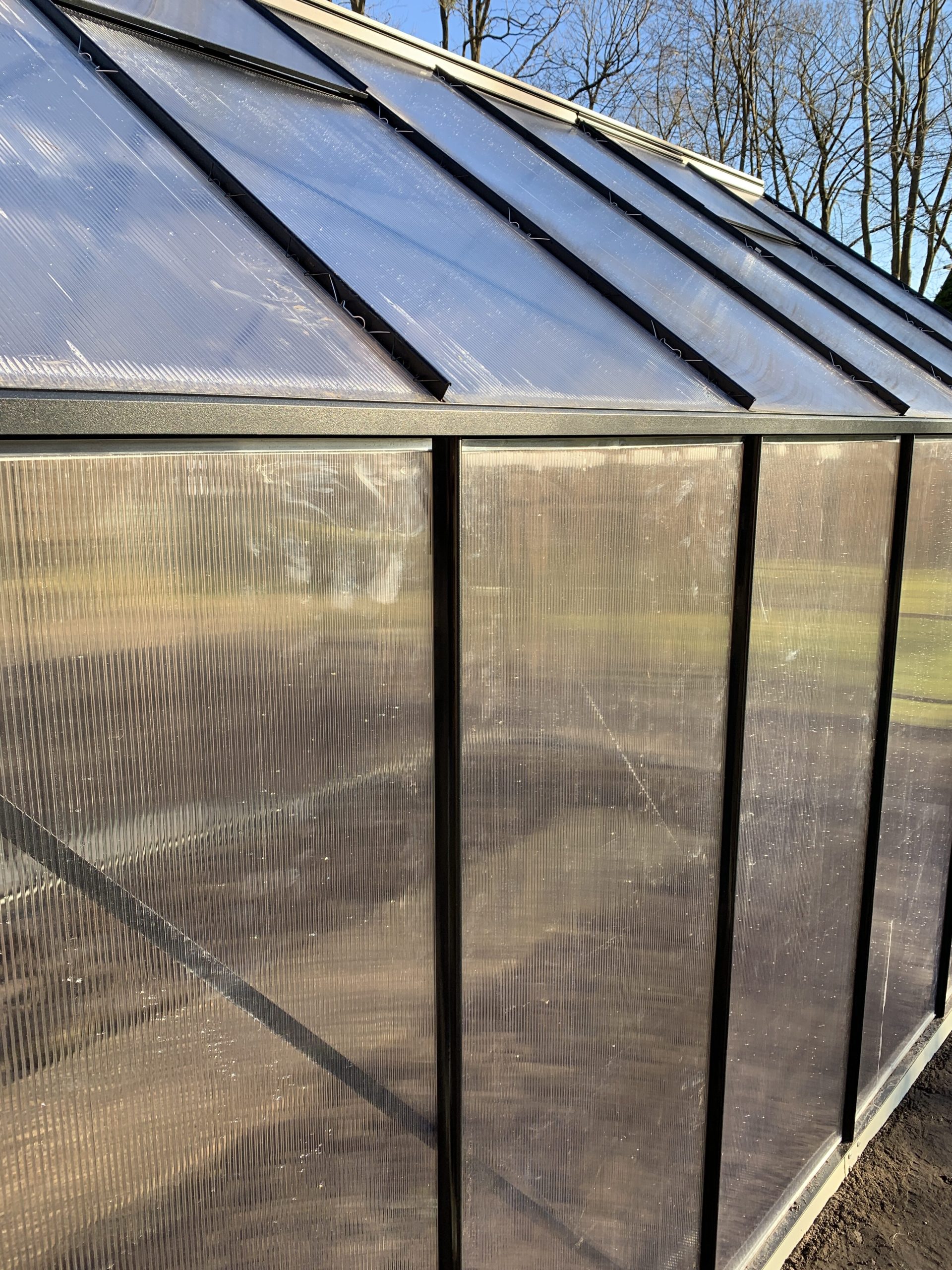 Abgedichtete, mit windschutz befestigte Hohlkammerplatten