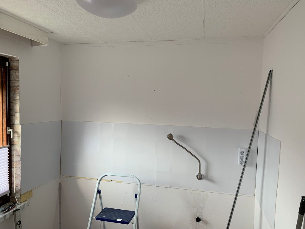 Wand mit überklebten Fliesen und ohne Boiler