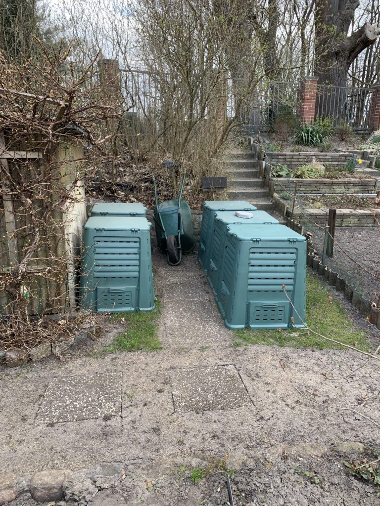 Komposter Nummer 5 ist bei uns eingezogen (und wir warten immer noch darauf, dass der Rasen wächst)