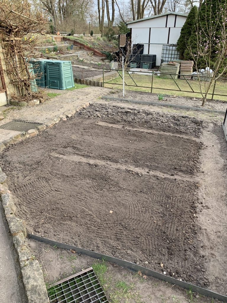 Fertiges Kartoffelbeet - Nun heißt es "Warten auf die Dinge die da (hoffentlich) kommen"