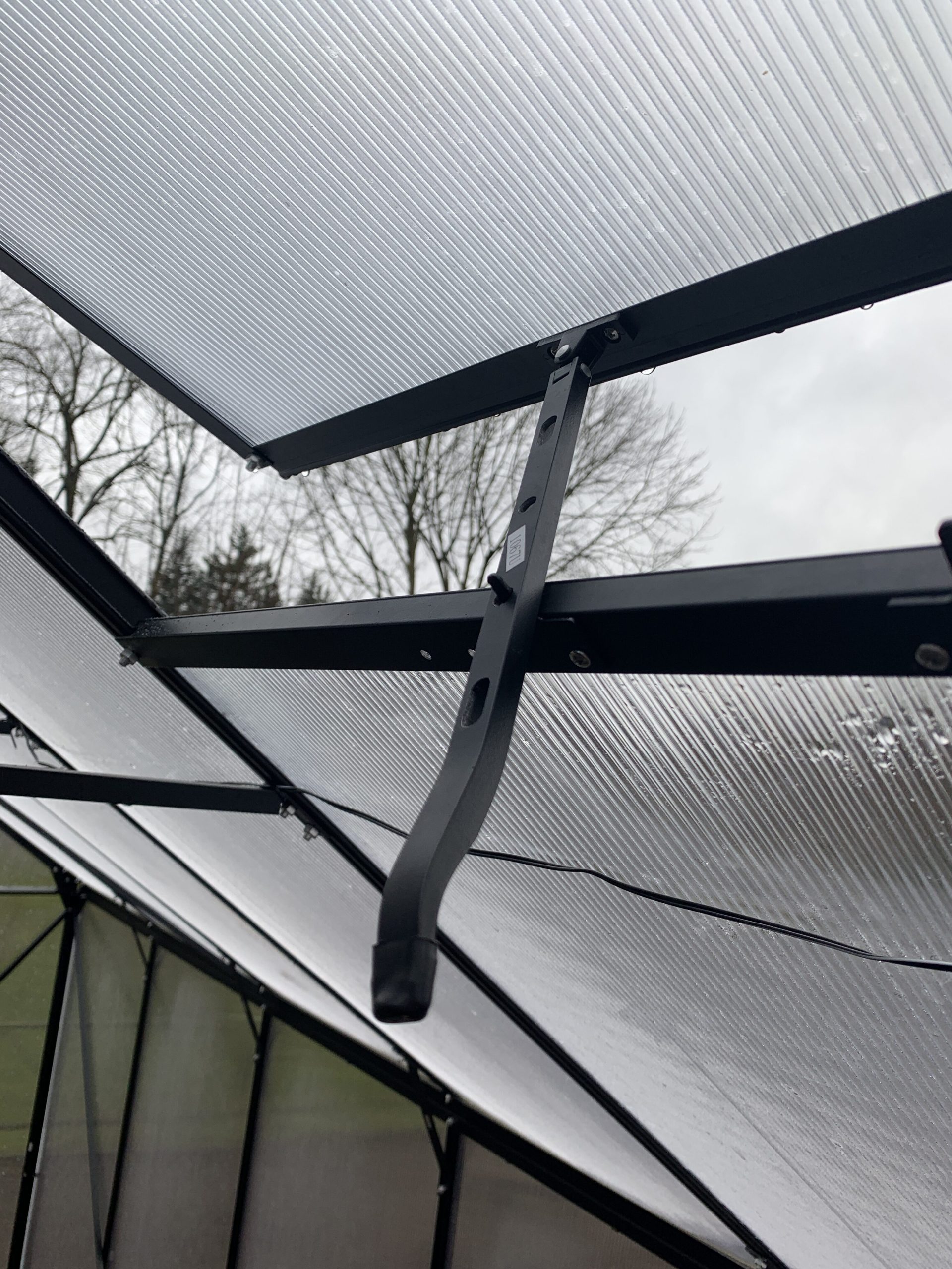 Alte Technik zum manuellen Öffnen und Schließen der Gewächshausfenster