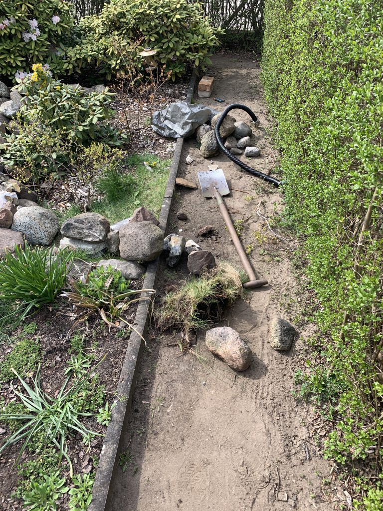 Pflanzen mussten beschnitten und Steine bewegt werden, um den neuen Bachlauf anzulegen