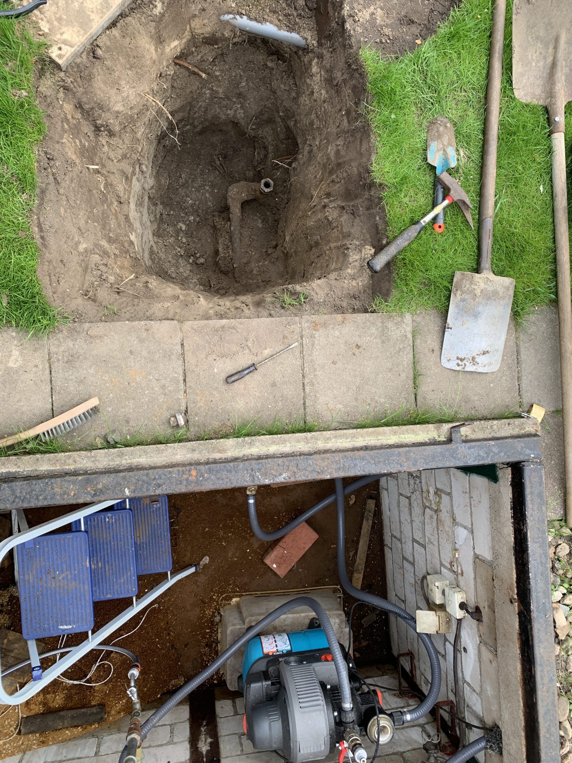 Die Pumpengrube ist schon ordentlich tief. Dementsprechend musste auch gebuddelt werden