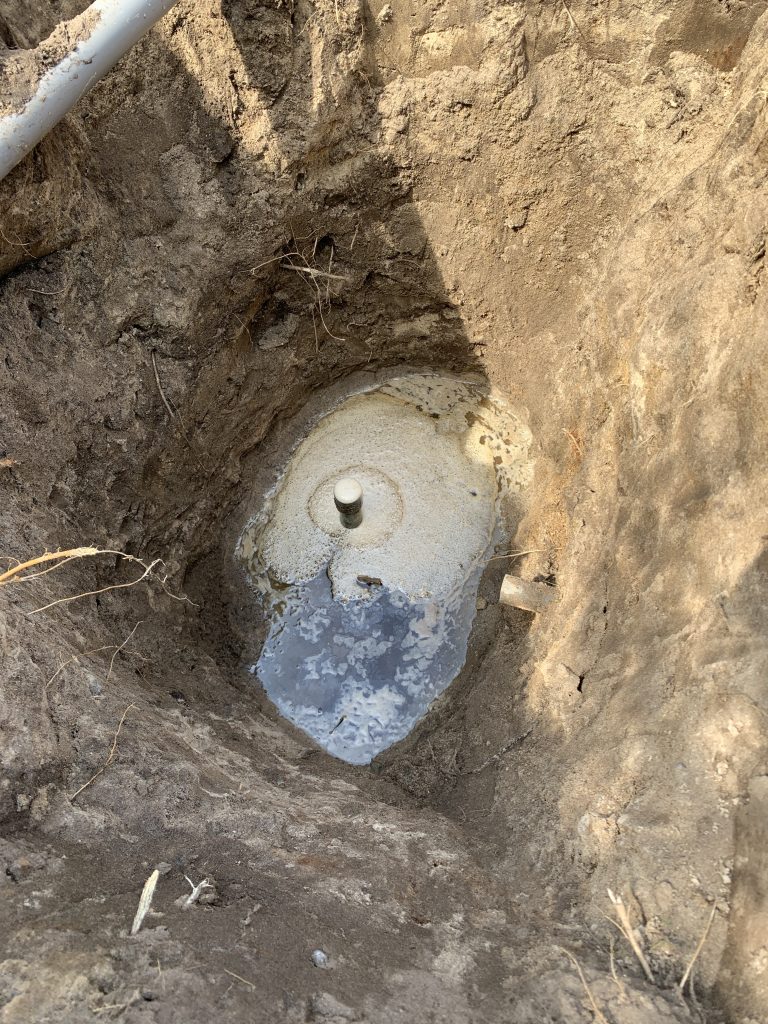 Das Zitronensäure-Vitamin C-Gemisch reagiert mit den im Brunnenschacht angesammelten Ablagerungen