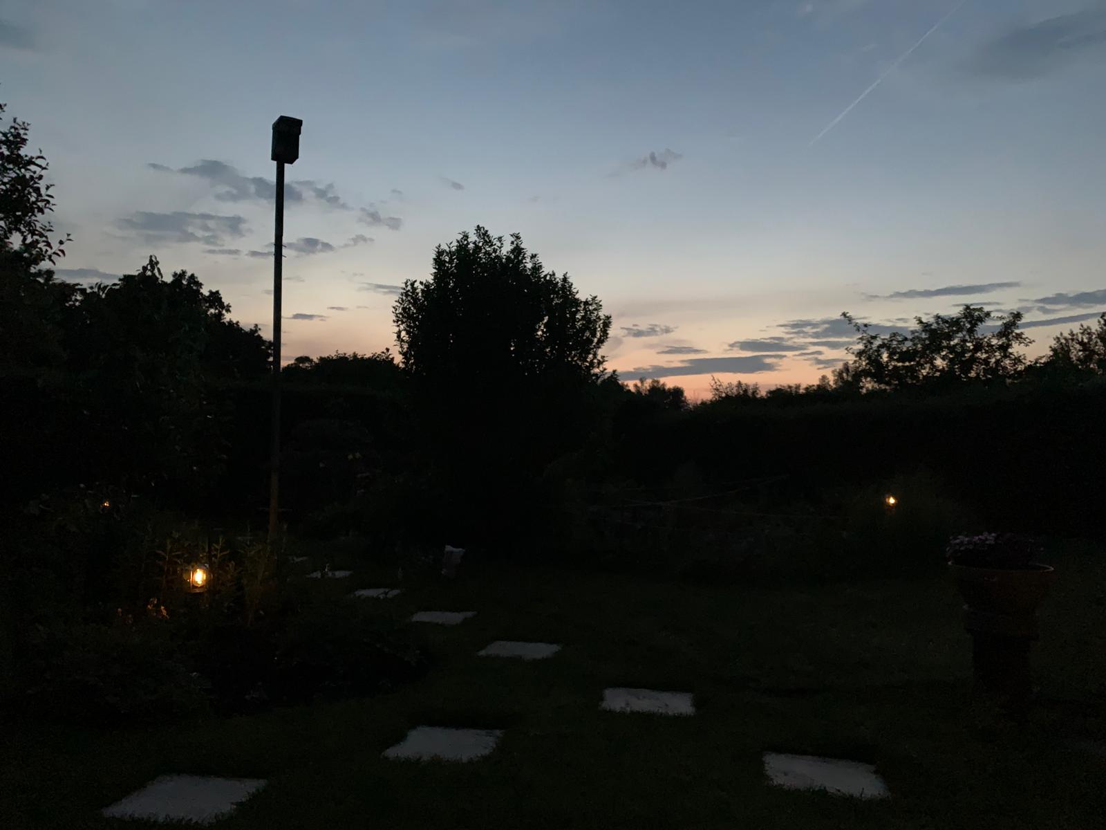 Hell erleuchteter Himmel - weit nach Sonnenuntergang