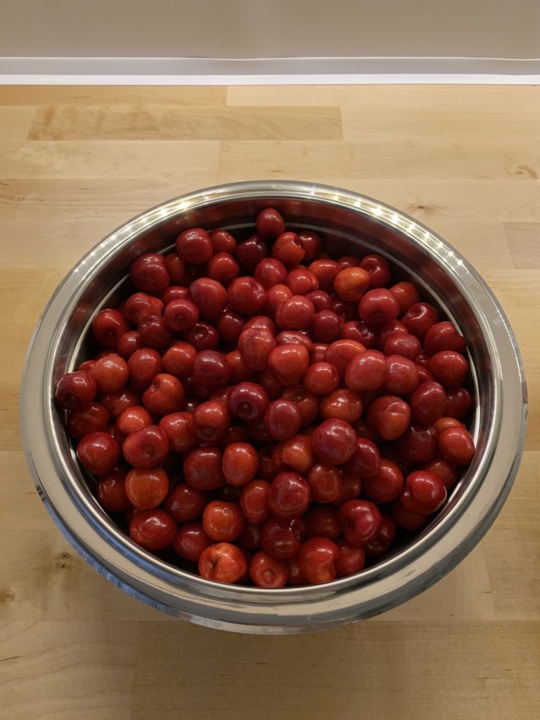 Sauerkirschen vom kleinen Kirschbaum - gepflückt am 24. Juni d. J.