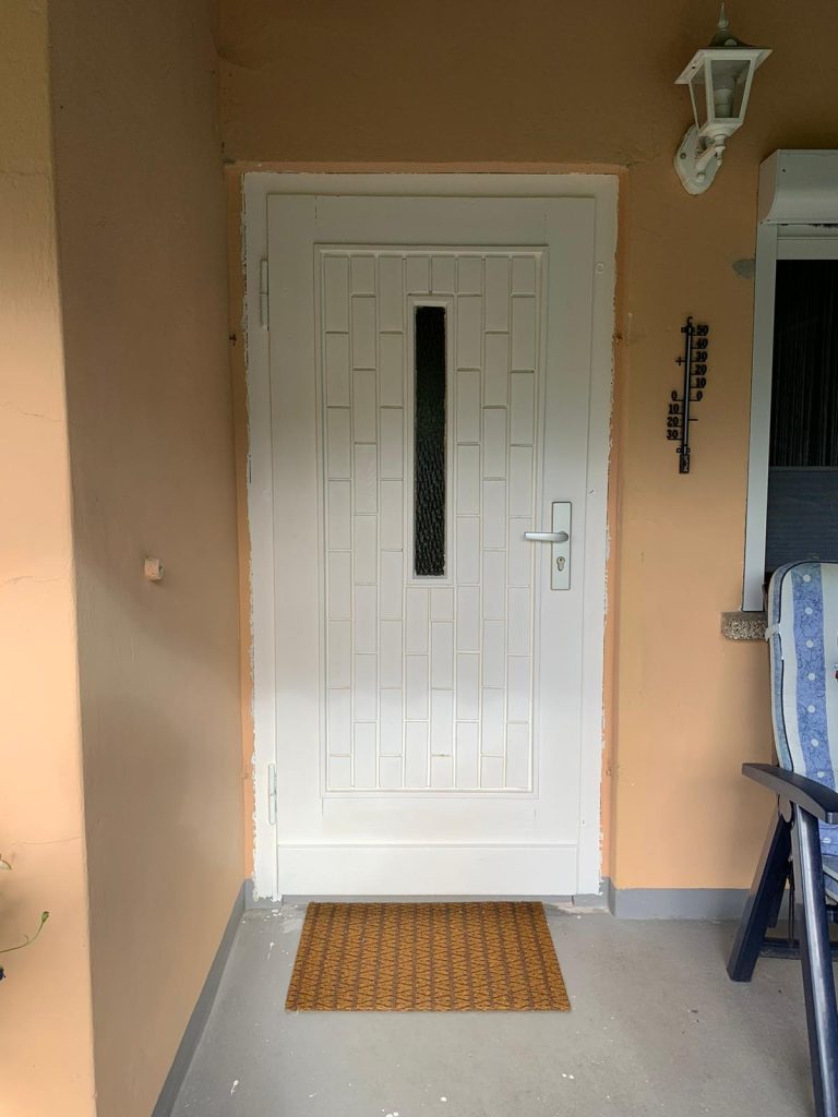 Fertig gestrichene Außentür