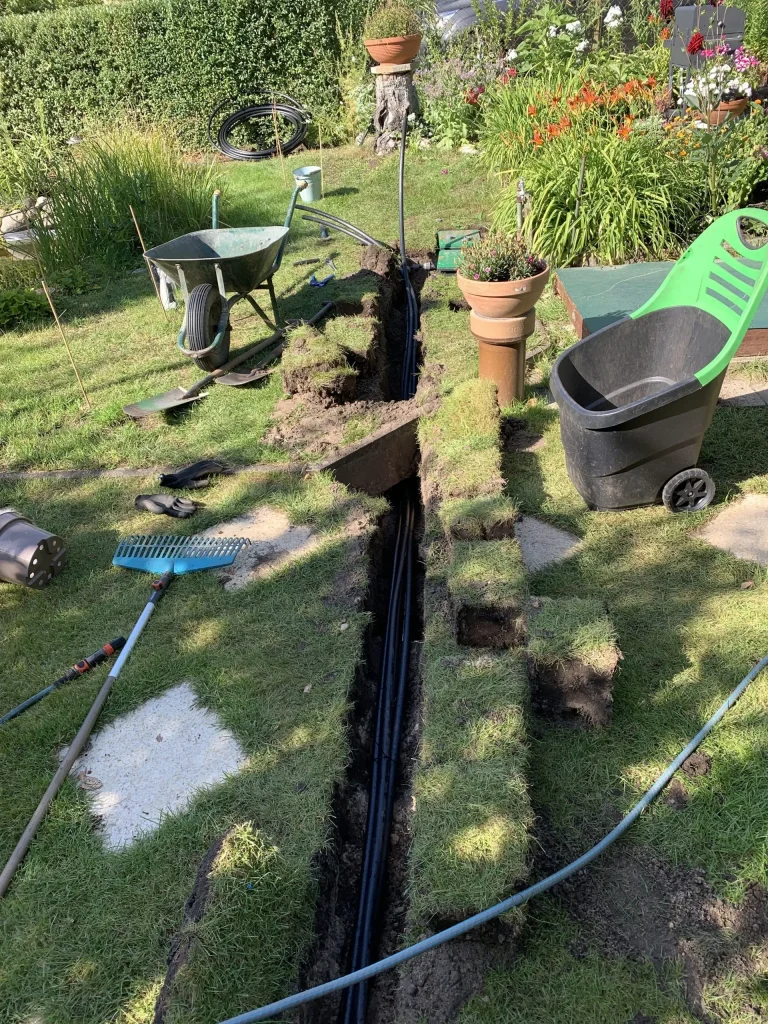 Archivaufnahme von der Verlegung der Bewässerungsleitungen (entstanden 07/2022)