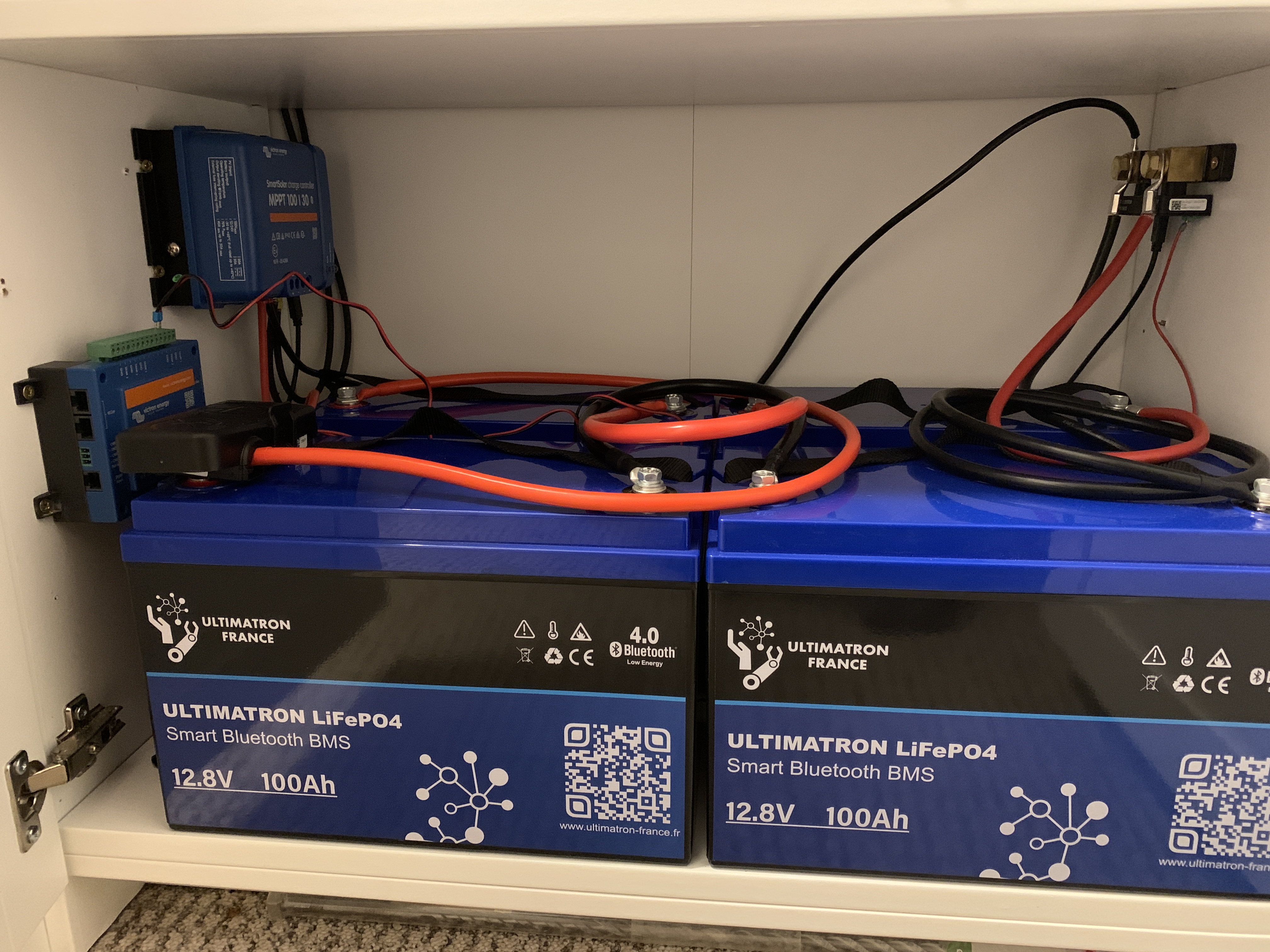 Laderegler (oben links), Steuerungseinheit (mitte links), Batterien (mitte) und SmartShunt (oben rechts)