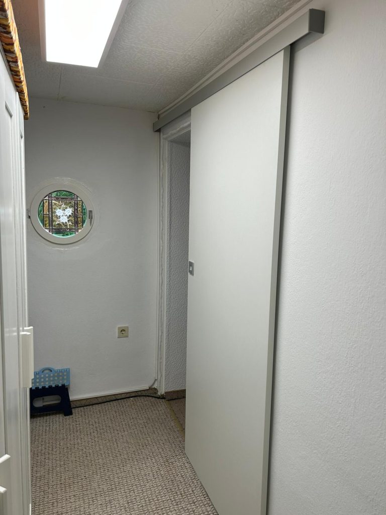 Das, was vorher undenkbar war, ist nun Realität: Tageslicht fällt bei geöffneter Tür in den Flur