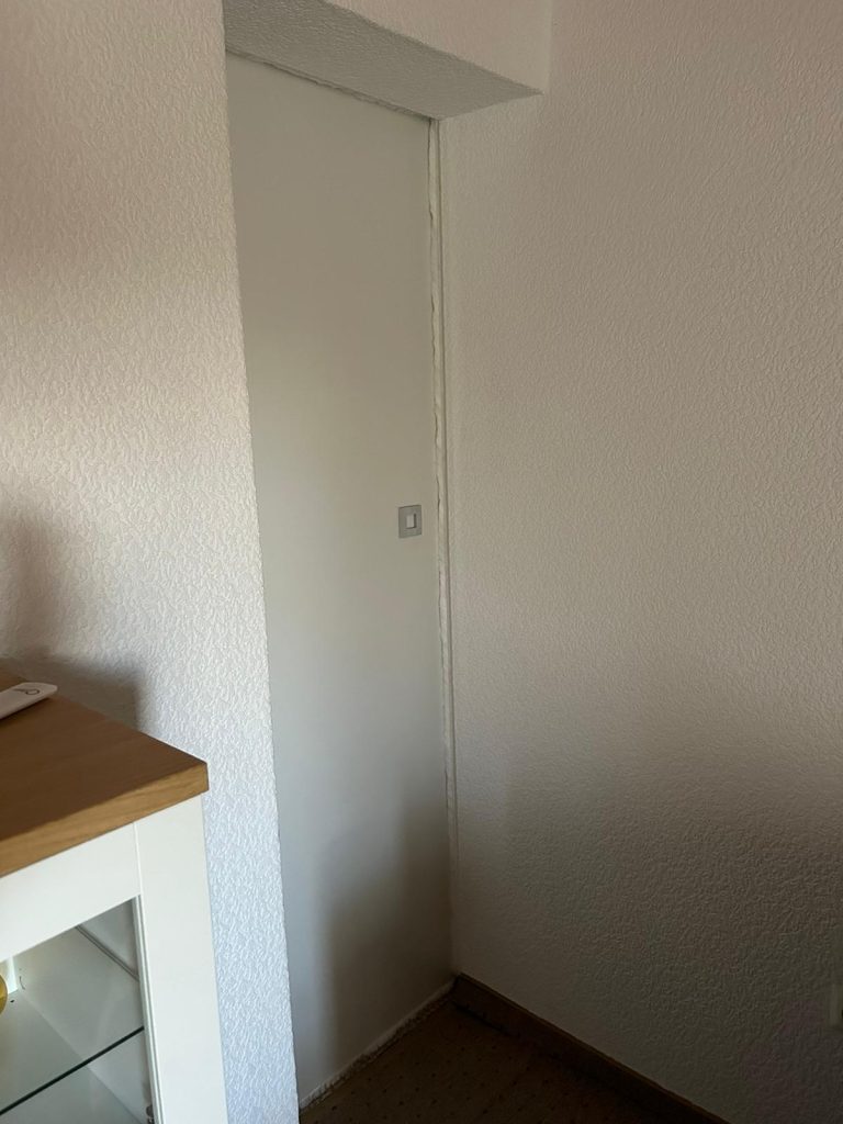 Geschlossener Durchgang vom Wohnzimmer zum Flur