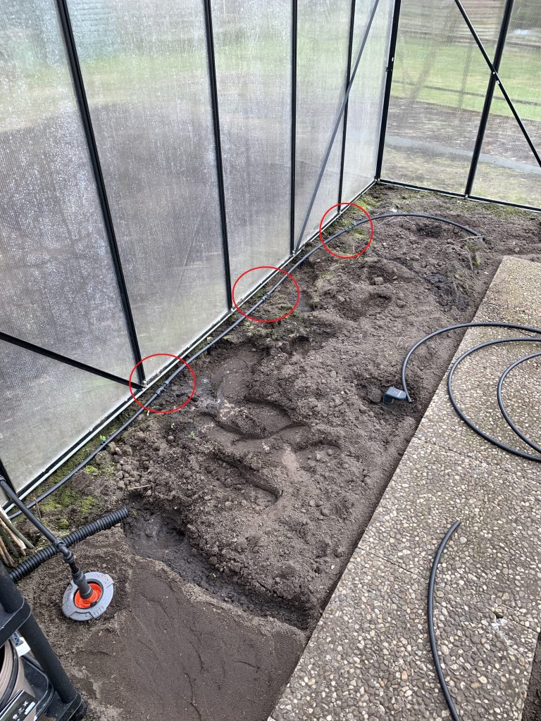 Hauptleitung entlang der Gewächshauswand (rot markiert die T-Stücke)