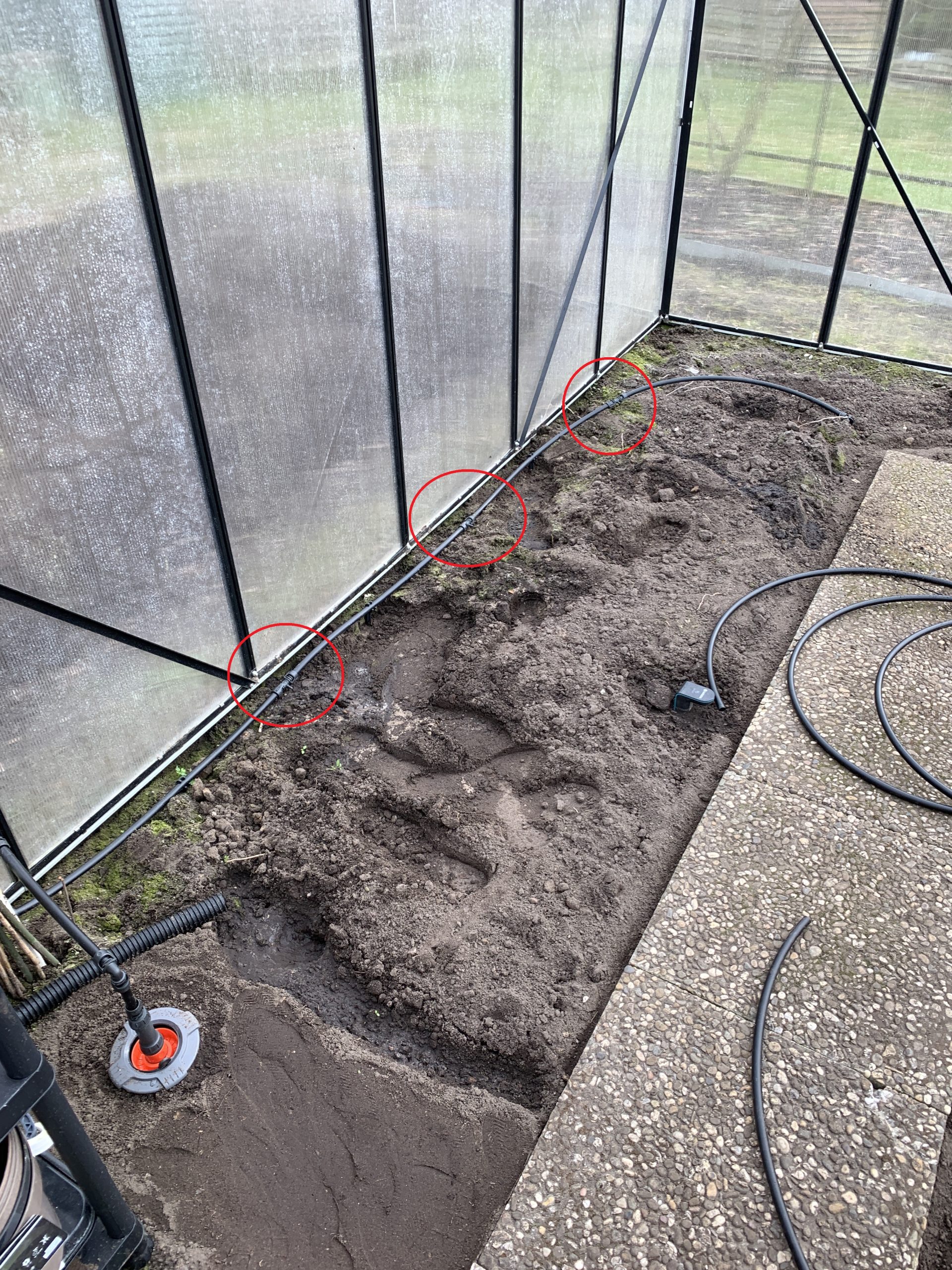 Hauptleitung entlang der Gewächshauswand (rot markiert die T-Stücke)