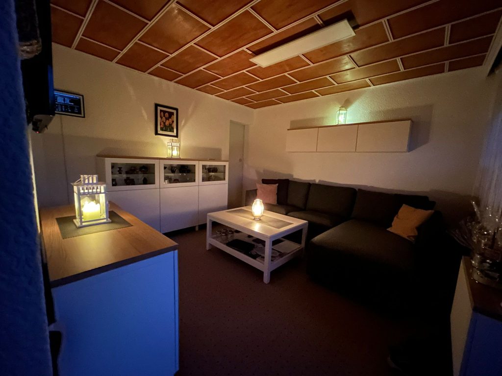 Draußen ist es dunkel und kalt. Drinnen ist es gemütlich und nur unwesentlich wärmer