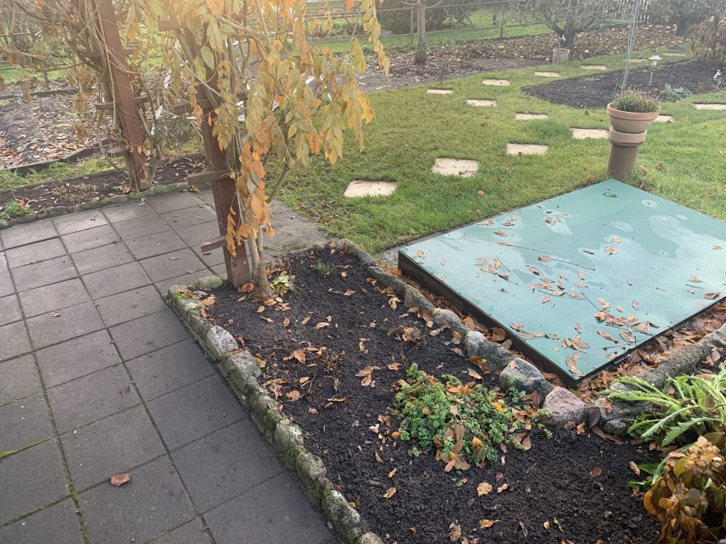 "Vom Laube befreit sind Beete und Wege"