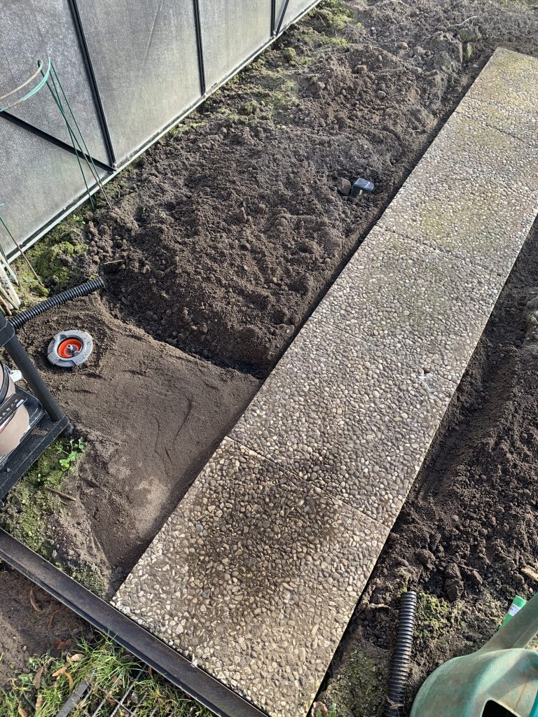 Erneut verlegte Gehwegplatten mit Wassersteckdose