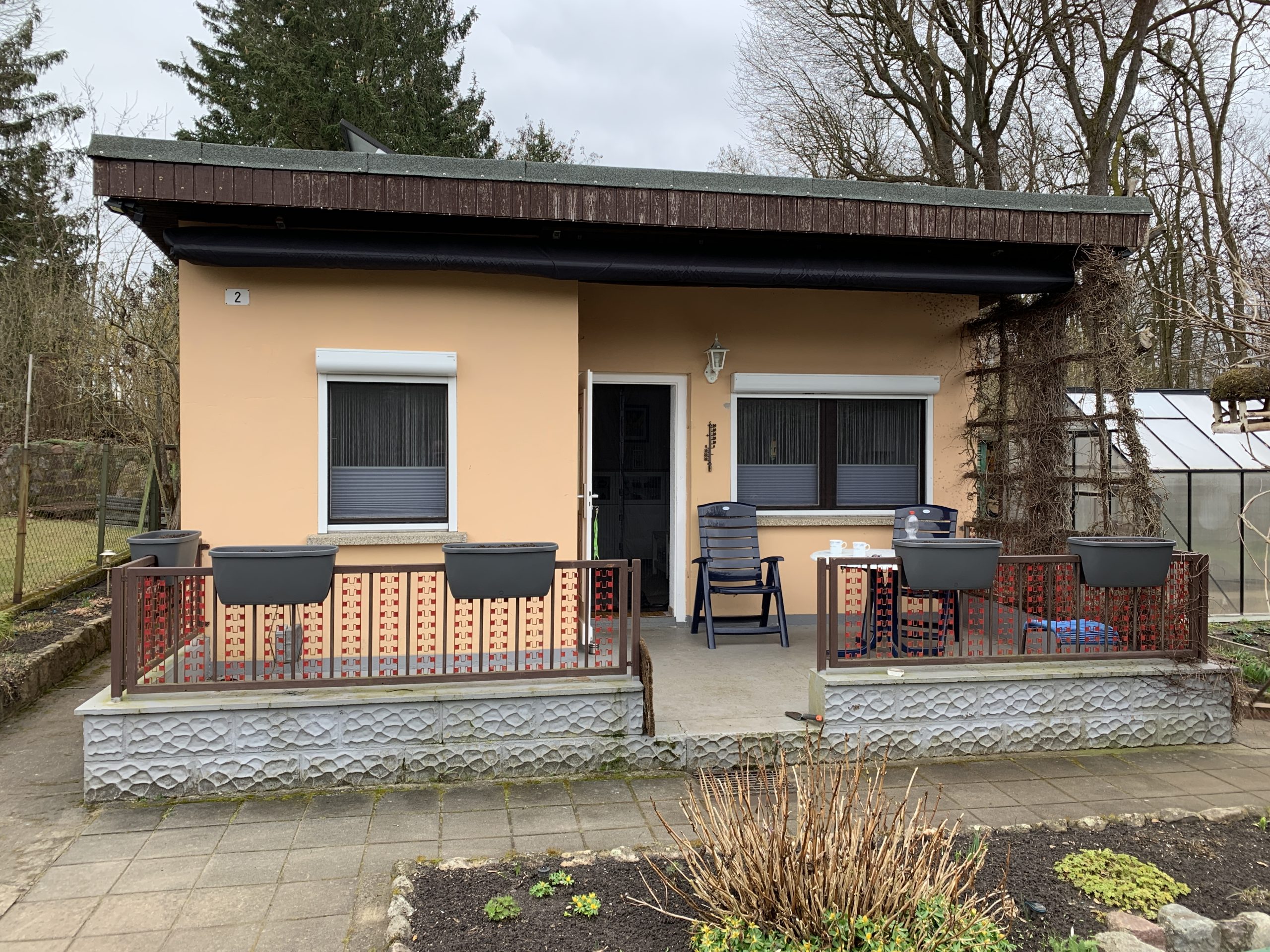 Neue Blumenkastenbestückung am Geländer