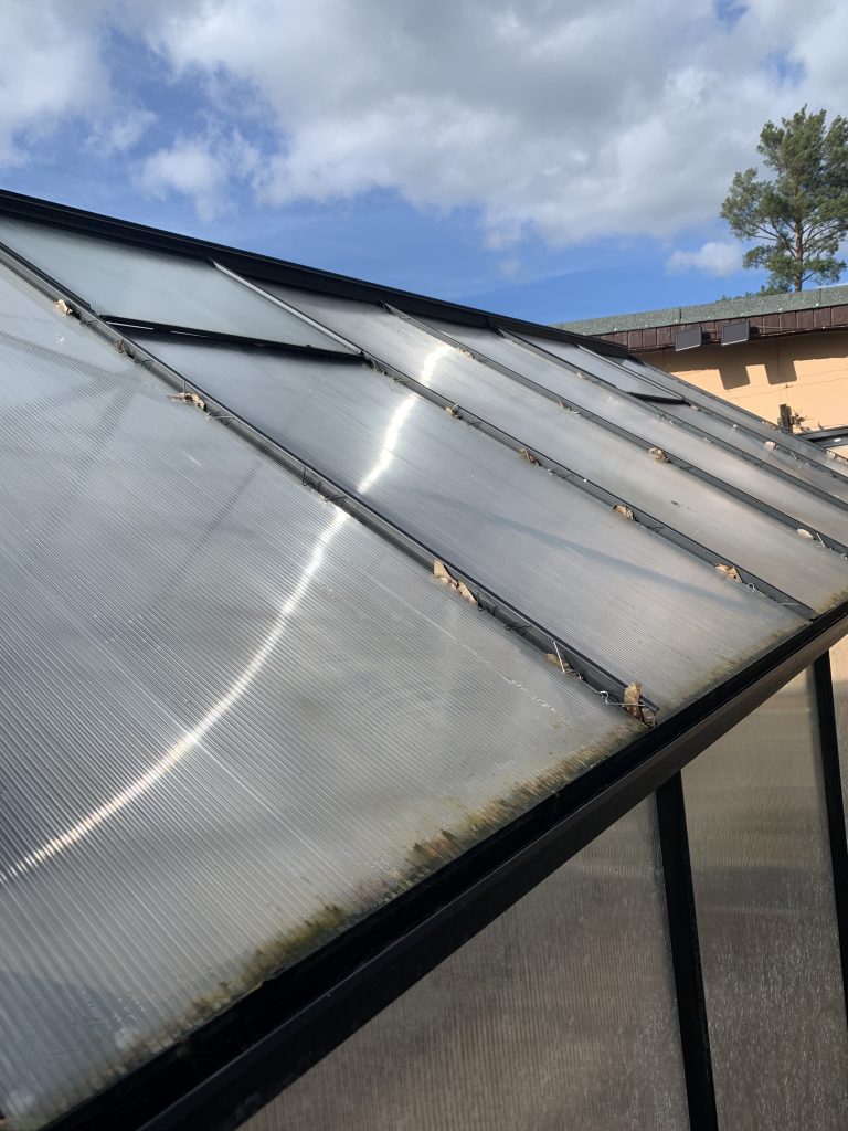 Altes Sicherungssystem am Gewächshausdach