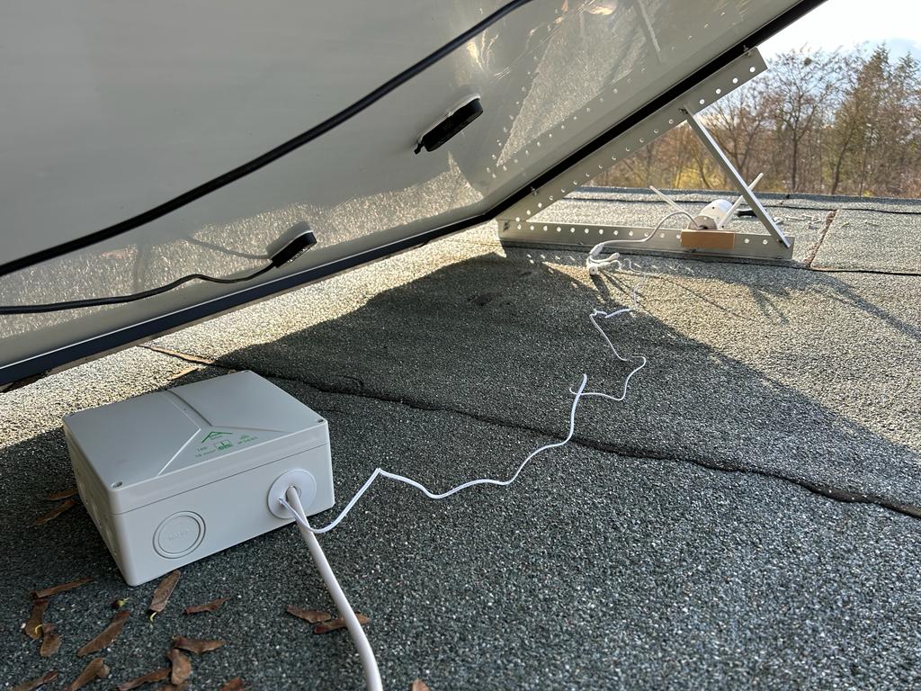 Abgedichtete Dachsteckdose unter dem Solarpanel