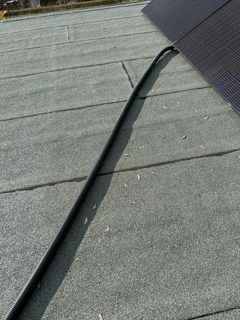 Solarpanel- und Stromkabel sind vor Sonneneinstrahlung geschützt