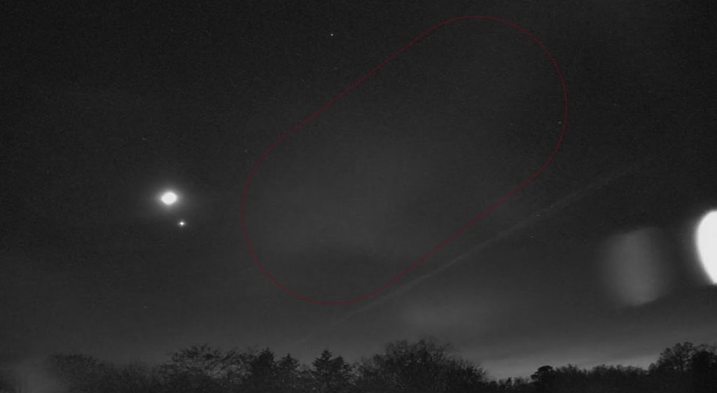 Rot markiert ist eins der vielen Polarlichter