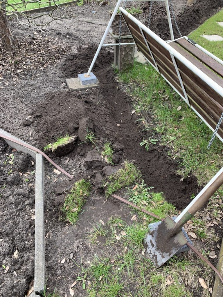 Leitungsgraben hinter der Hollywoodschaukel 