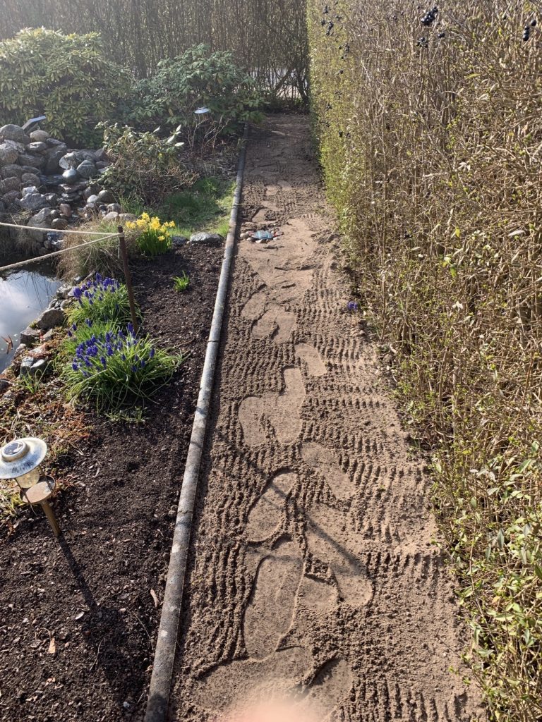 Graben auf dem Gehweg wurde zugeschüttet und verdichtet. 