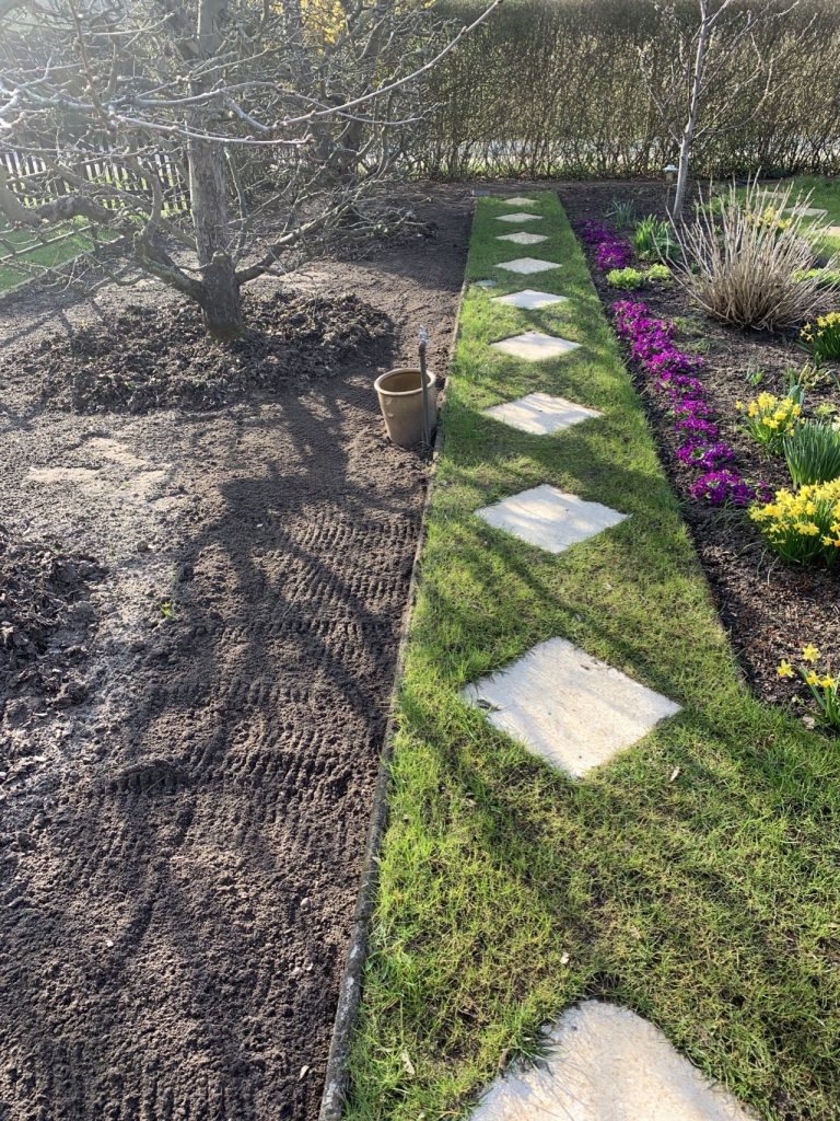 Erdarbeiten unter den Obstbäumen wurden beendet