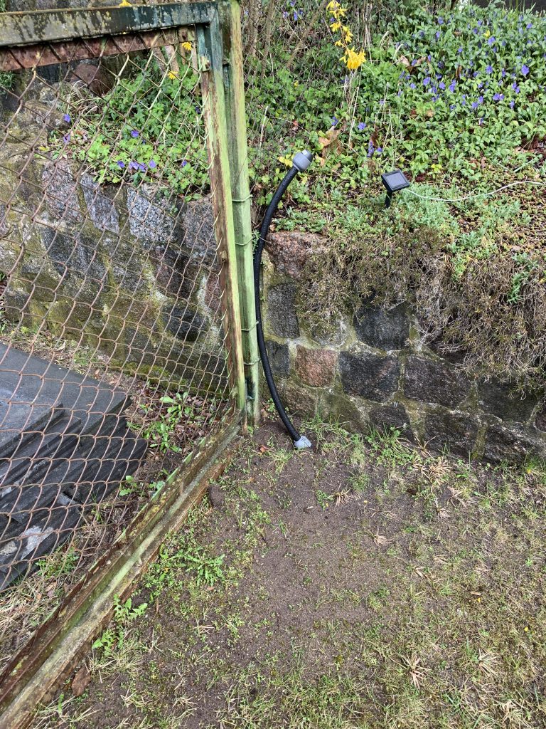 Nur das aus dem Boden ragende Leitungsende deutet darauf hin, dass hier etwas passiert ist.