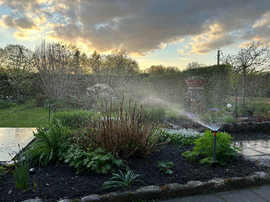 Sprühdüse und Flächenregner in Aktion