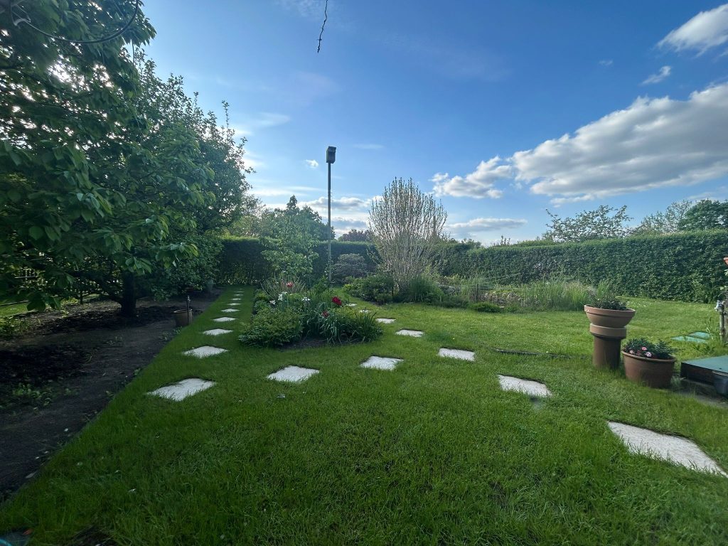 Weitwinkelaufnahme des "Erholungsbereichs" aus der Hollywoodschaukel-Perspektive