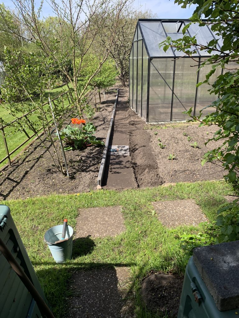 Durch die Verschmälerung des Weges konnten wir ca. 3 m² an neuer Nutzfläche gewinnen