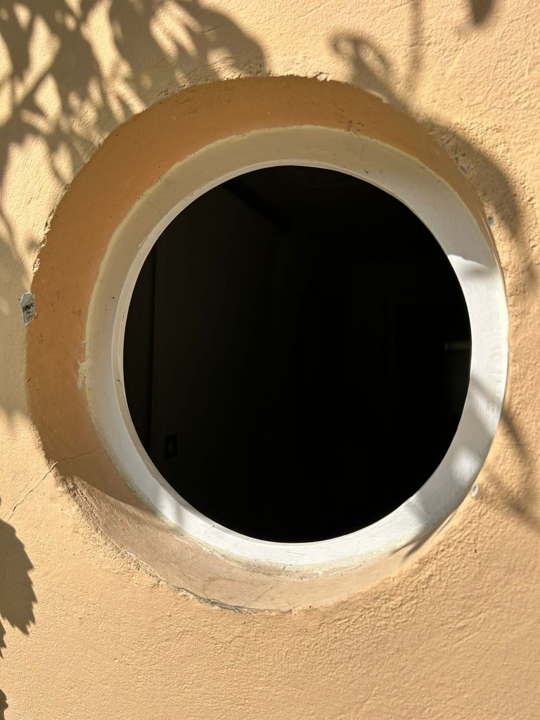 Seitdem das Fenster einen neuen Anstrich erhalten hat, waren wir den Mücken in diesem Raum schutzlos ausgeliefert