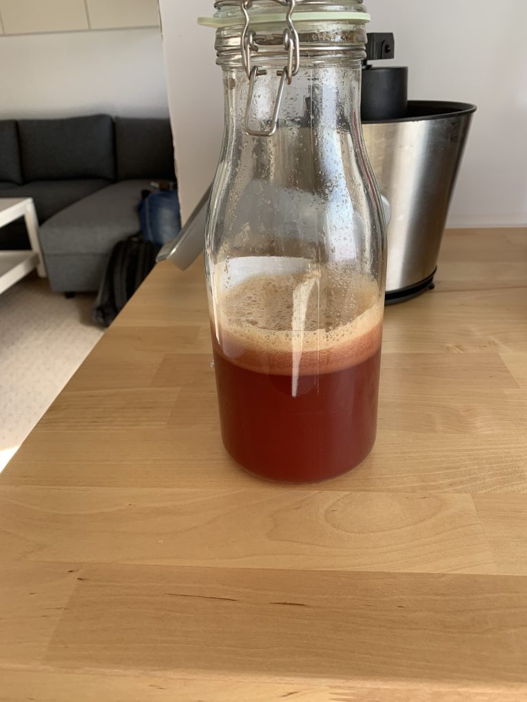 Kirschsaft in einem 1-Liter-Gefäß