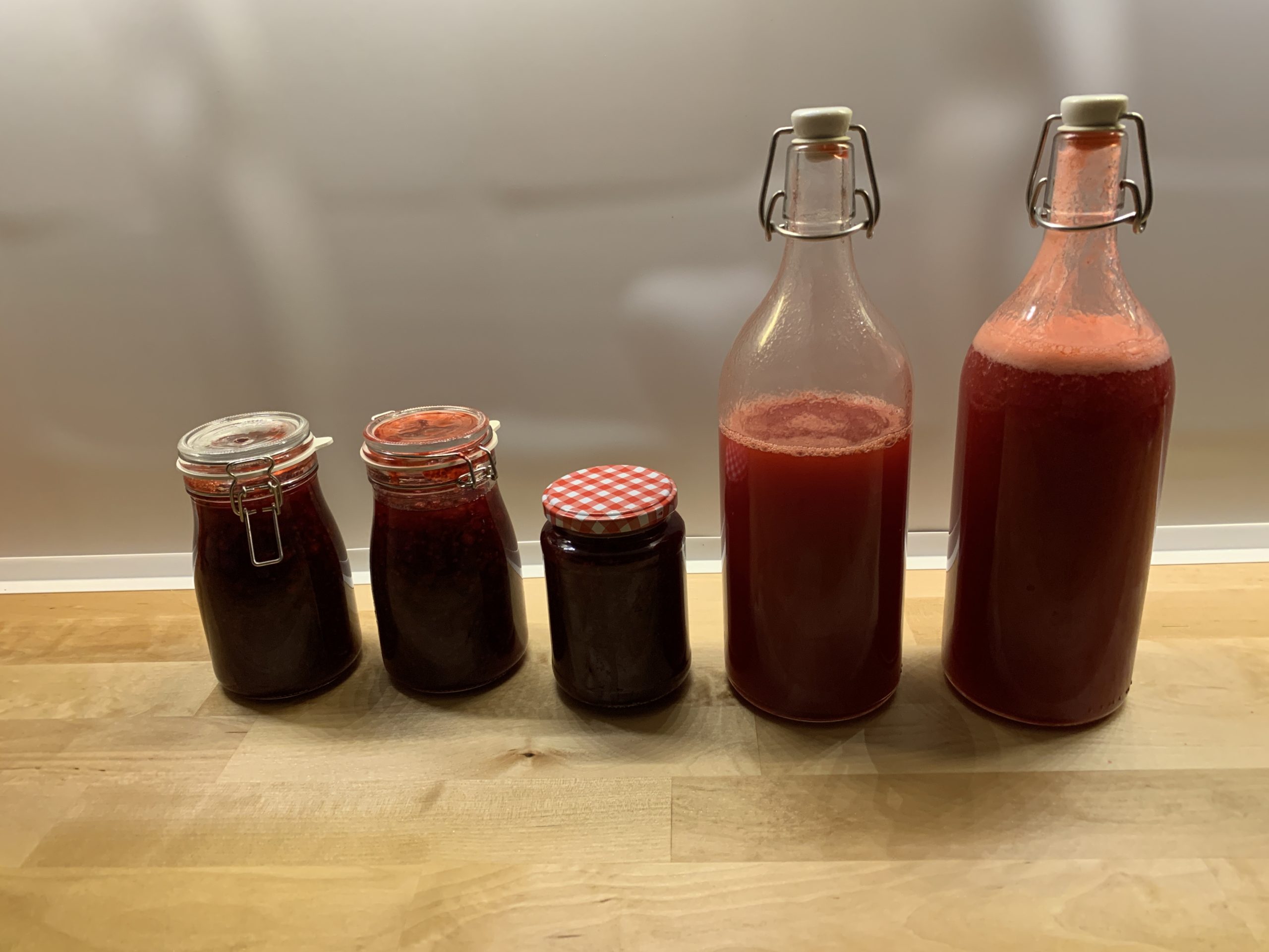 Das Resultat einer sechsstündigen Arbeit: 3 Gläser Marmelade, anderthalb Flaschen (dickflüssiger) Saft